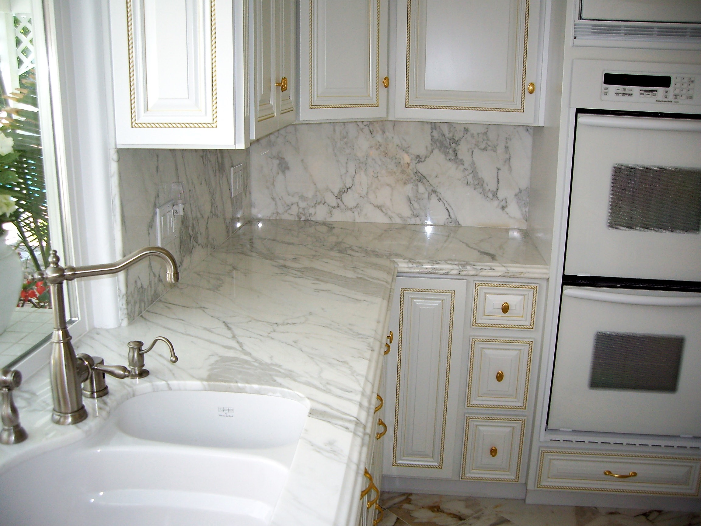 Kitchen, Back splash, and counter tops